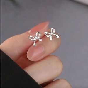 Silver bow earrings